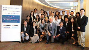[写真]「2014 CSRリスクマネジメントに関する国際会議」に参加したメンバーとともに