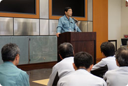 [写真]President Nakajima visited Kumamoto on April 28 to encourage employees working on the recovery.