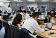 [写真]サテライト勤務者のための専用大型テーブルを設置している日本橋オフィス