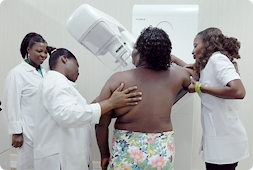 [写真]アフリカでのX線画像診断の様子