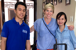 [写真]救援に関わったMammoth Medical MissionsのMedical Specialist Sara May医師（中央）とFFPHのメンバー